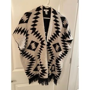 MUDD Geometric B&W Shawl with armholes, One Size Fits All, never worn